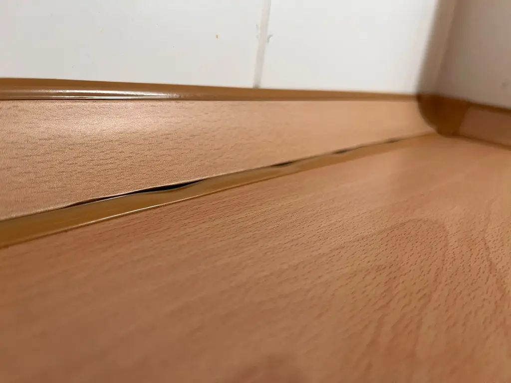 Spalt zwischen Seitenleiste und Arbeitsplatte